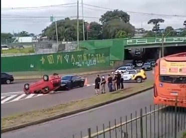 Carro capota na Avenida Winston Churchill em Curitiba