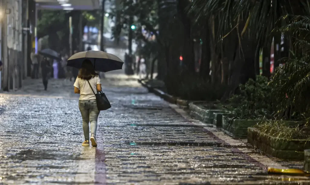 Sexta-feira tem nebulosidade e risco de temporais no Paraná