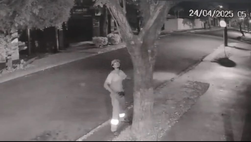 Homem utilizava uniforme de gari enquanto furtava cabos