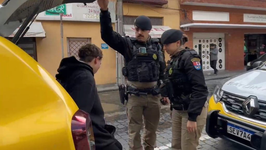Segunda suspeita de roubo e agressão contra jovem é presa