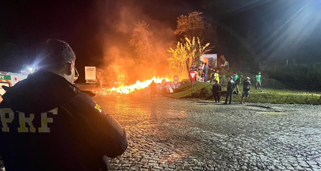 Caminhão em curto pega fogo na BR-116