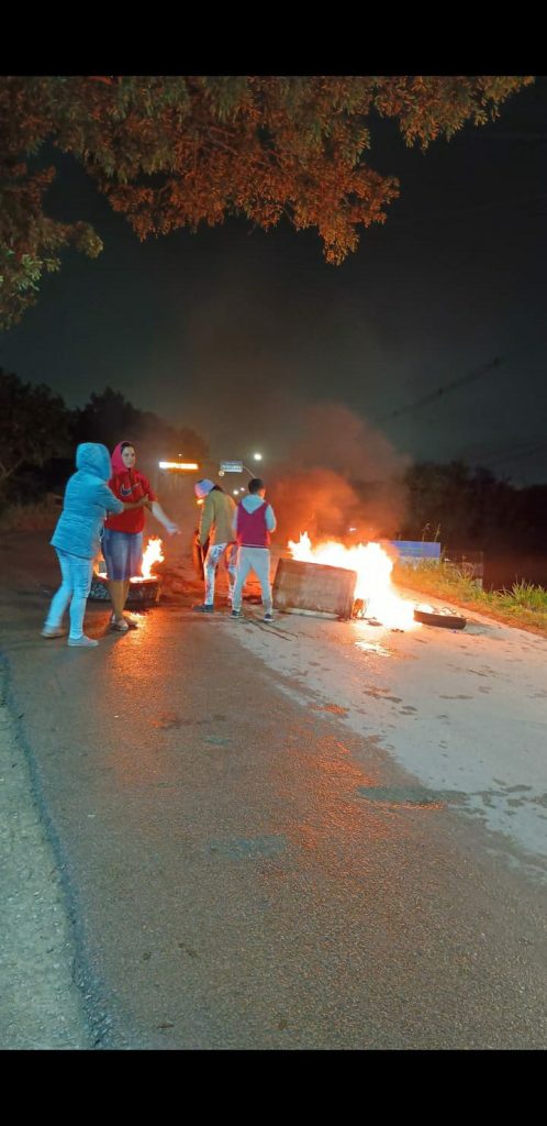 Sem água, moradores fecham ponte no limite com Araucária