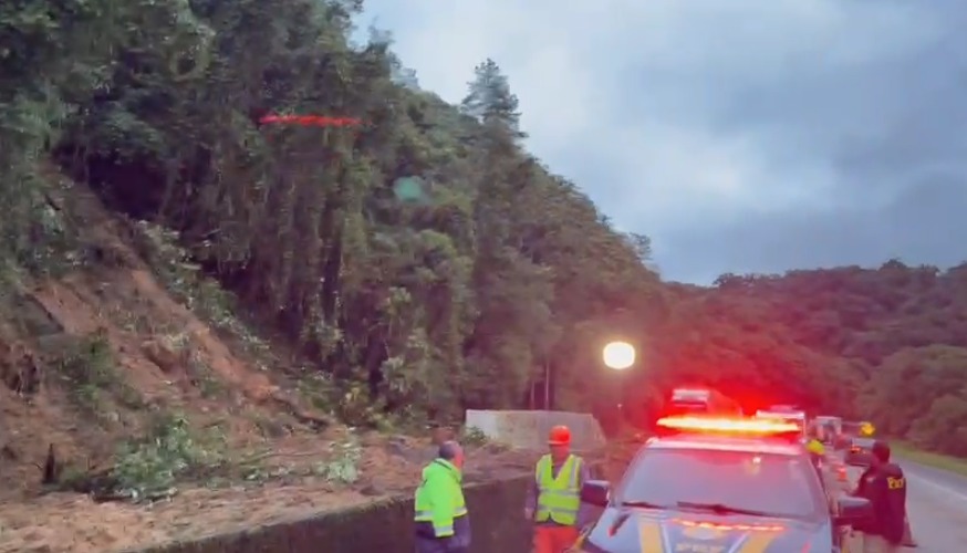 BR-277 é interditada totalmente com risco de novos deslizamentos