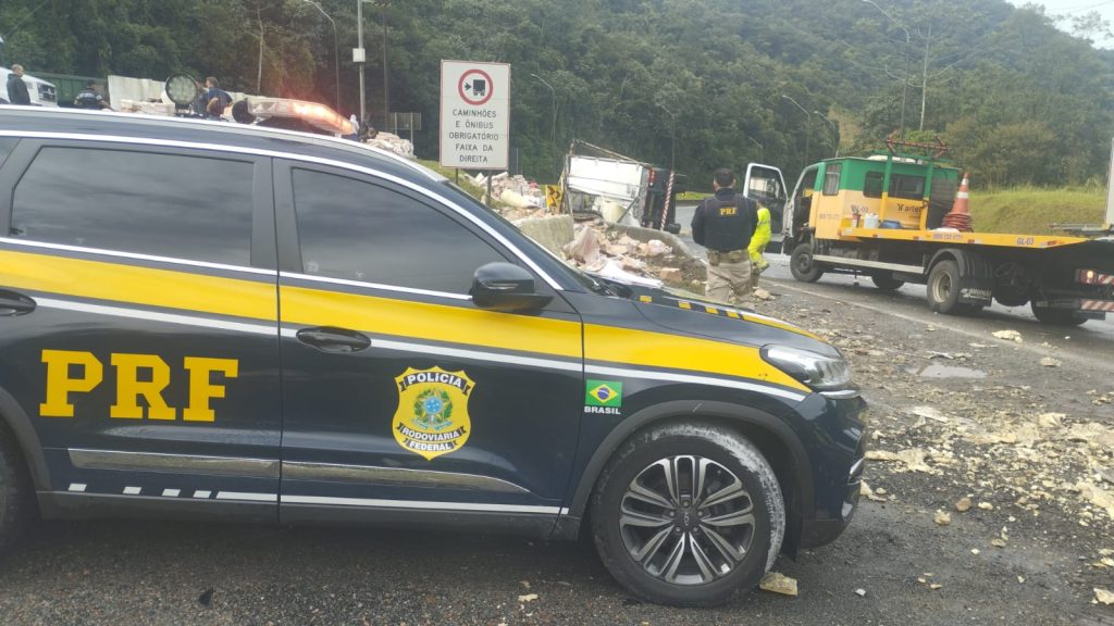 BR-376 tem bloqueio parcial após tombamento de caminhão