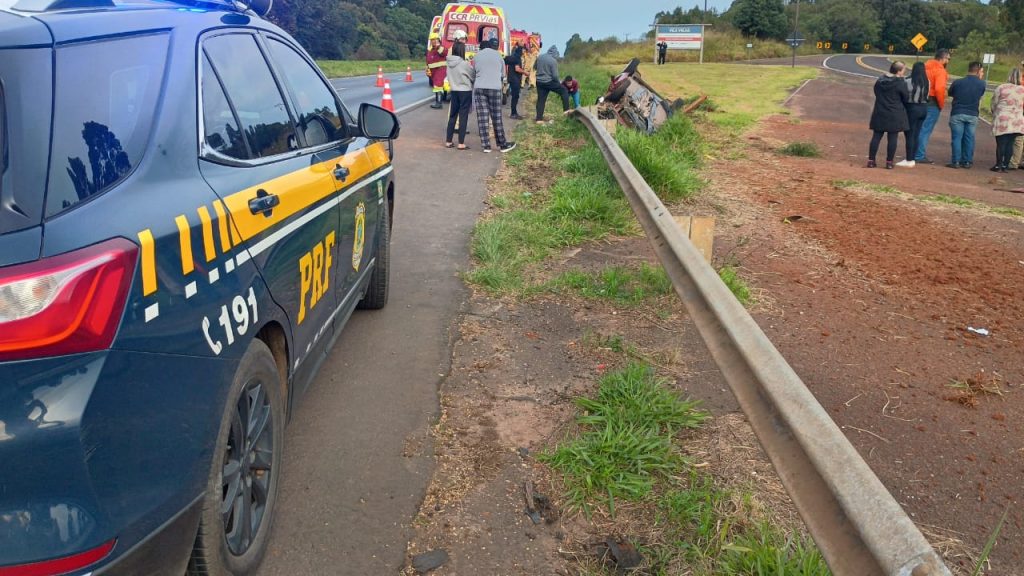 Carro capota na BR-376 após motorista perder o controle