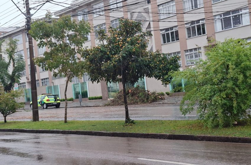  50 escolas são danificadas em Curitiba após forte temporal