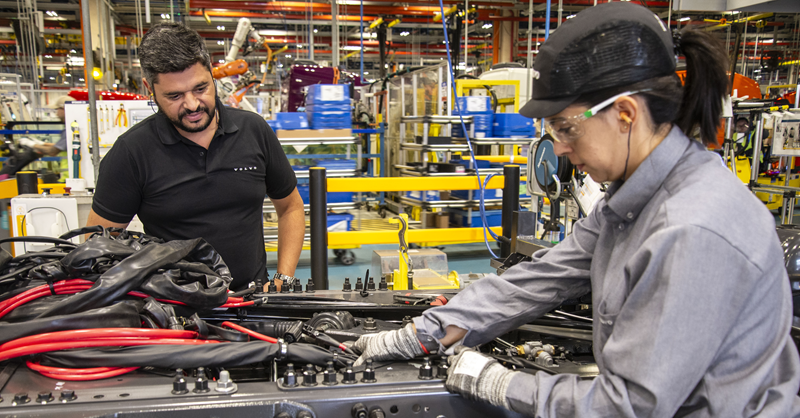 Curitiba é a terceira capital em população empregada, diz IBGE