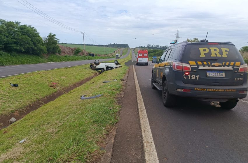 Motorista sem cinto de segurança morre após capotar carro