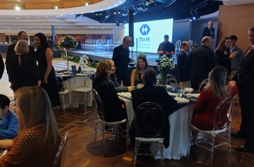 CRA-PR promove jantar em comemoração à regulamentação da administração