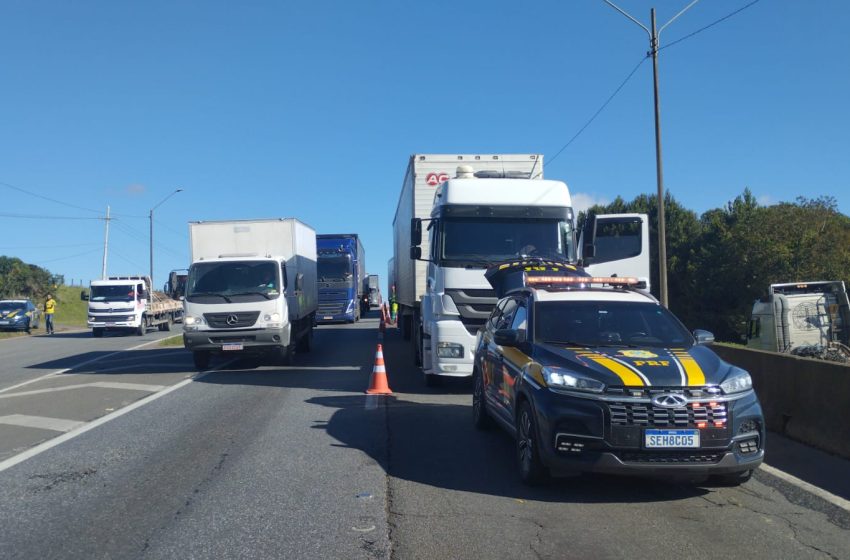 Acidente entre caminhões e carro deixa três mortos na BR-376