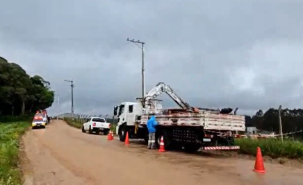 Homem morre eletrocutado após manutenção em poste