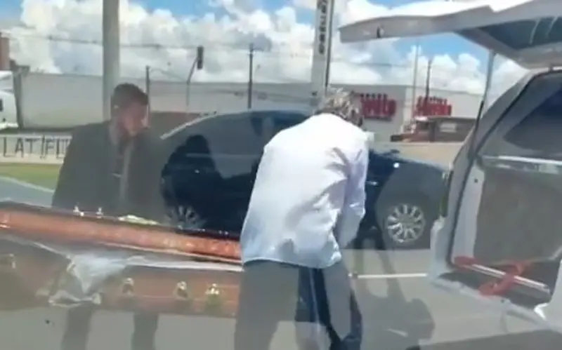 Caixão cai de carro funerário em avenida do Paraná