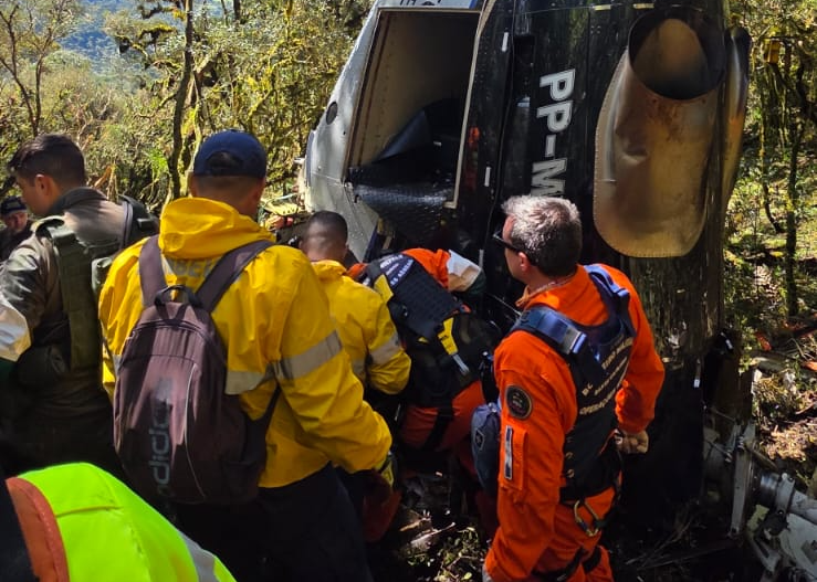 Bombeiros concluem remoção de corpos de acidente de helicóptero